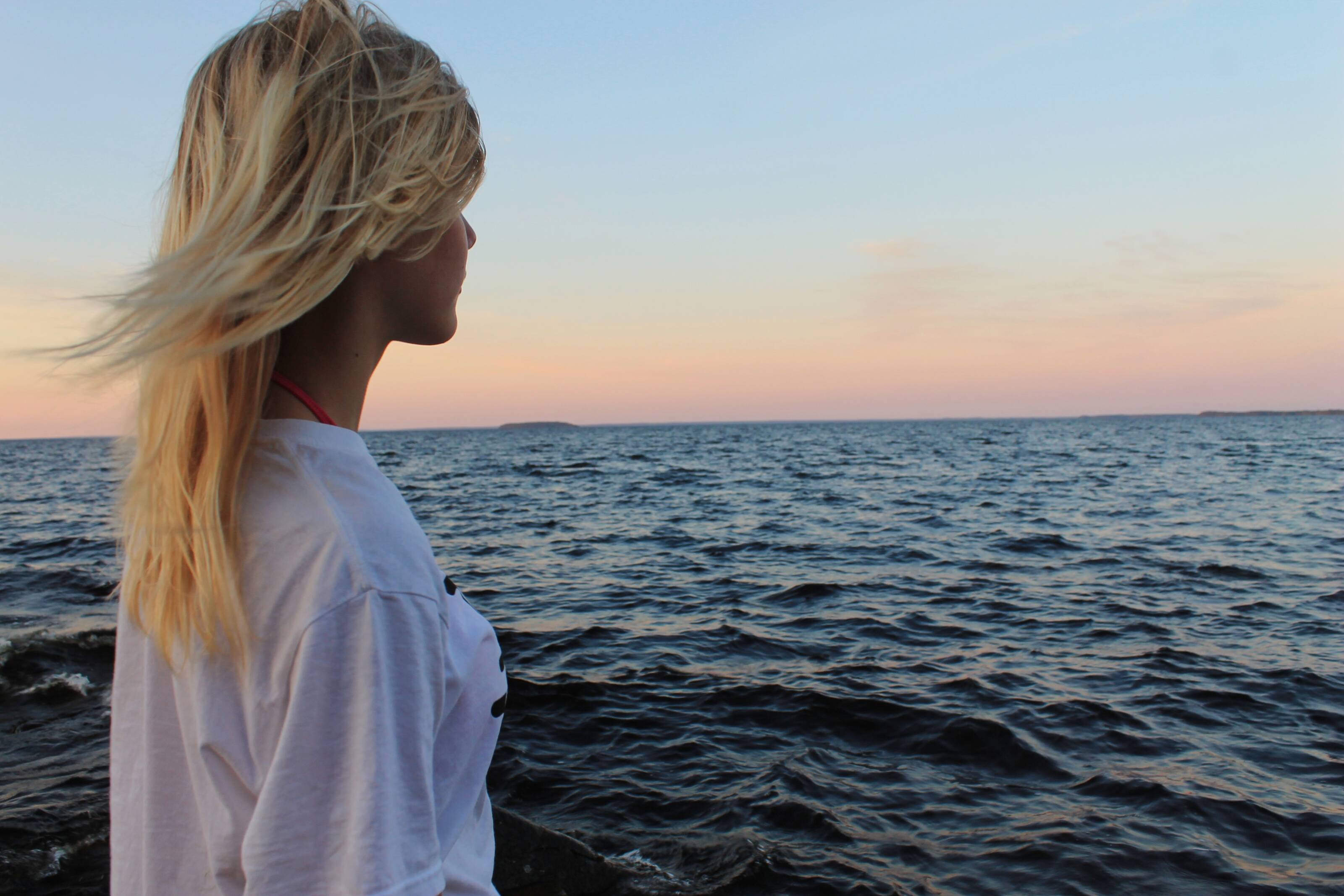 Una donna ammira il lago Oulujärvi in Finlandia. - Pihla Peurasaari