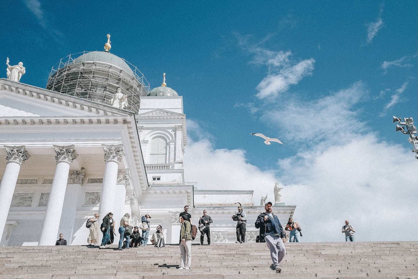 People standing in front of the Helsinki Cathedral in the summer.