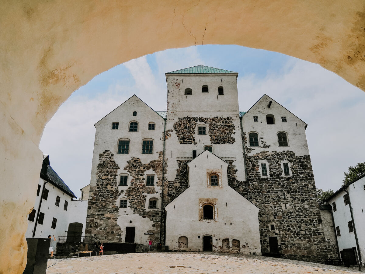Día soleado en el majestuoso castillo de Turku. - Julia Kivelä