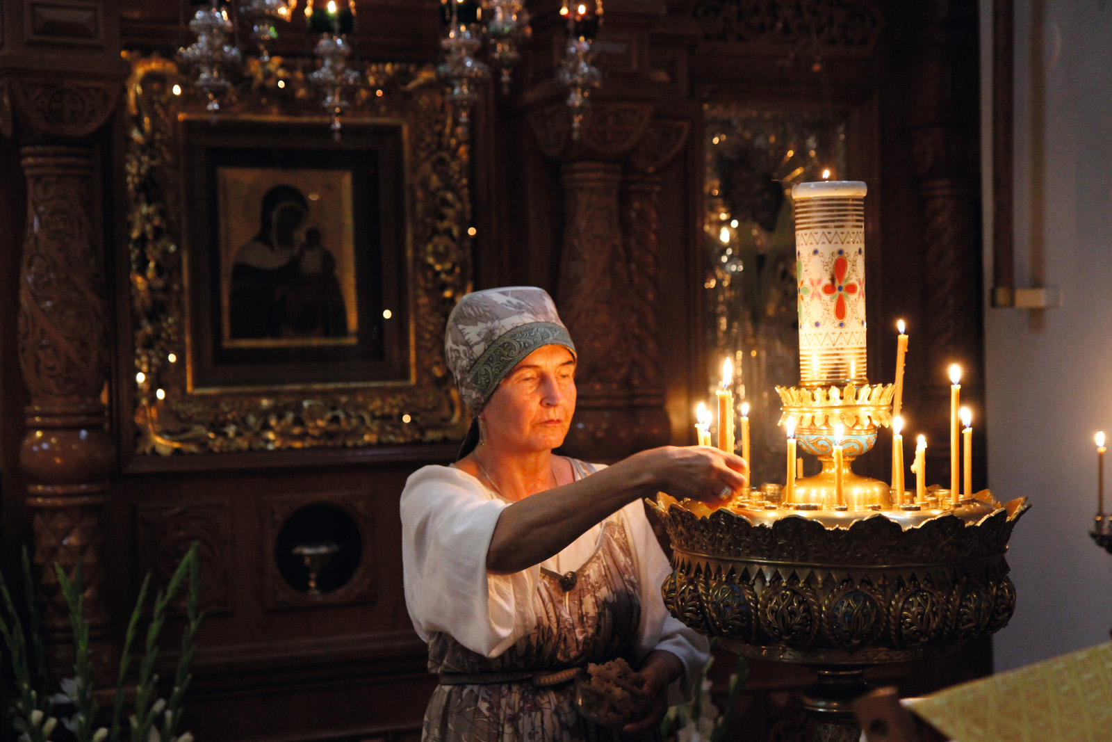 Una persona accende delle candele nel monastero di Valamo. - Valamo Monastery